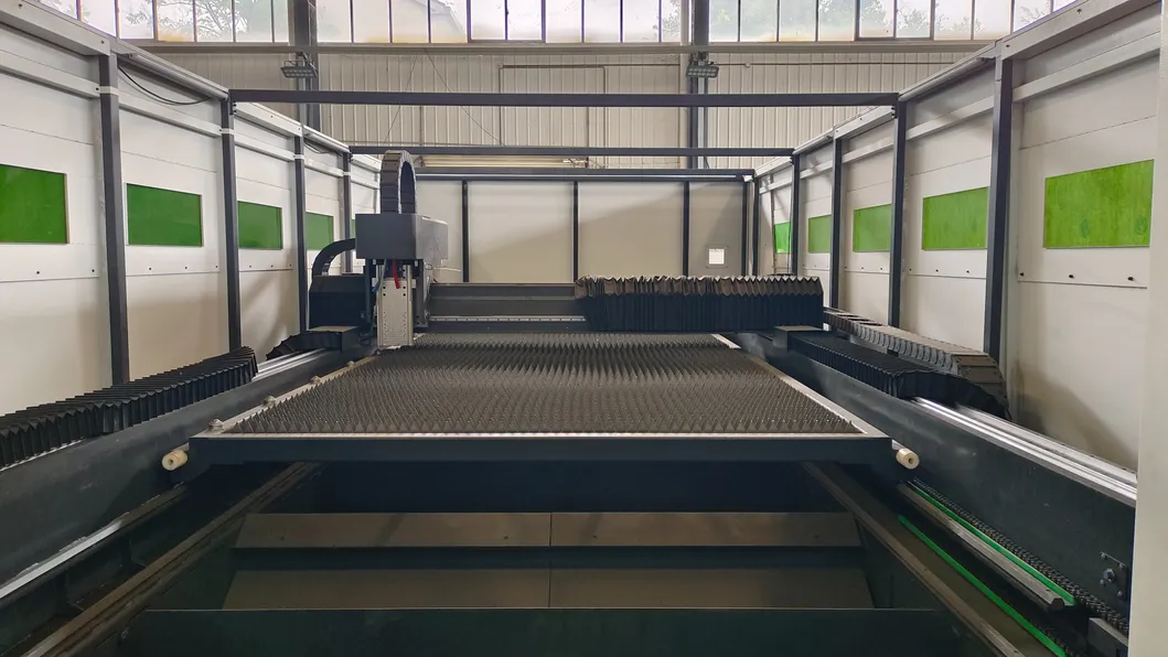 Máquina láser de corte de metal con cubierta protectora cerrada y velocidad de corte de 0 a 40 m/min 2